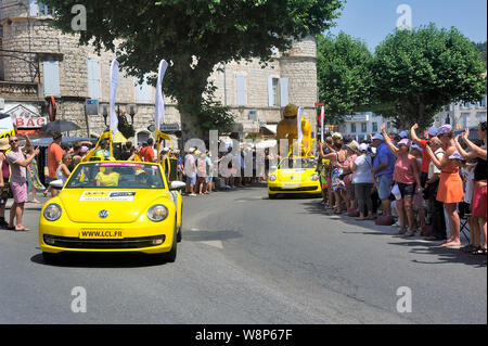 Passage d'une voiture de la banque LCL dans la caravane du Tour de France à Anduze Banque D'Images