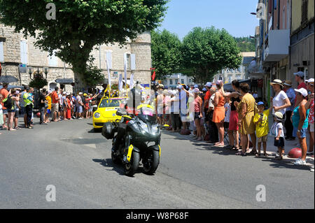 La foule de supporters dans les rues d'Anduze répandre le passage de la caravane du Tour de France Banque D'Images