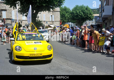 Passage d'une voiture de la banque LCL dans la caravane du Tour de France à Anduze Banque D'Images