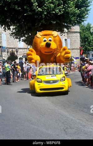 Passage d'une voiture de la banque LCL dans la caravane du Tour de France à Anduze Banque D'Images