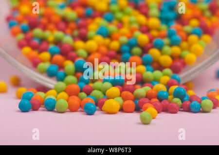 Bonbons multicolores dans la cuvette en verre. candy dispersés pour verre ,photos acro Banque D'Images