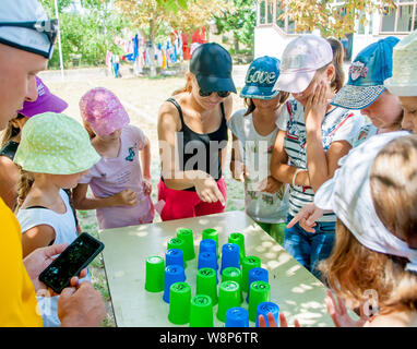 Odesa rgn. L'Ukraine, le 29 juillet 2018 : les enfants et les adolescents jouent un jeu intellectuel avec multi-couleur numérotées des gobelets jetables, team building Banque D'Images