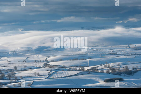 À plus d'un snow covered Eden Valley, vers le Lake District, à partir d'Tailbrigg, au-dessus de Kirkby Stephen, Cumbria, Royaume-Uni. Banque D'Images