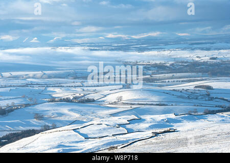 À plus d'un snow covered Eden Valley, vers le Lake District, à partir d'Tailbrigg, au-dessus de Kirkby Stephen, Cumbria, Royaume-Uni. Banque D'Images