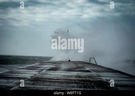 Storm crée de grandes vagues que smash dans le port d'Aberystwyth, Ceredigion, pays de Galles , au Pays de Galles. Banque D'Images