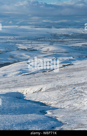 À plus d'un snow covered Eden Valley, vers le Lake District, à partir d'Tailbrigg, au-dessus de Kirkby Stephen, Cumbria, Royaume-Uni. Banque D'Images