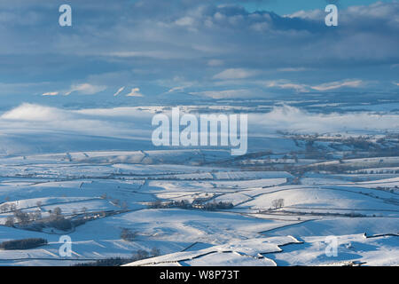 À plus d'un snow covered Eden Valley, vers le Lake District, à partir d'Tailbrigg, au-dessus de Kirkby Stephen, Cumbria, Royaume-Uni. Banque D'Images