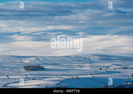 À plus d'un snow covered Eden Valley, vers le Lake District, à partir d'Tailbrigg, au-dessus de Kirkby Stephen, Cumbria, Royaume-Uni. Banque D'Images