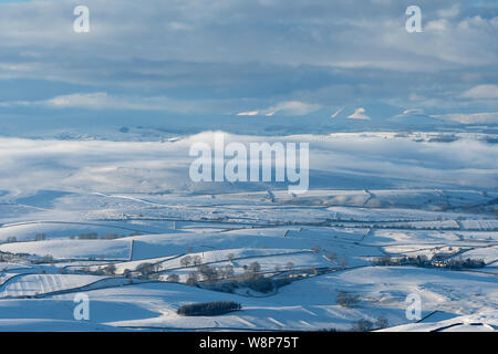 À plus d'un snow covered Eden Valley, vers le Lake District, à partir d'Tailbrigg, au-dessus de Kirkby Stephen, Cumbria, Royaume-Uni. Banque D'Images