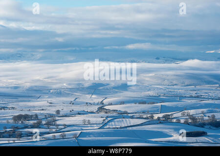 À plus d'un snow covered Eden Valley, vers le Lake District, à partir d'Tailbrigg, au-dessus de Kirkby Stephen, Cumbria, Royaume-Uni. Banque D'Images