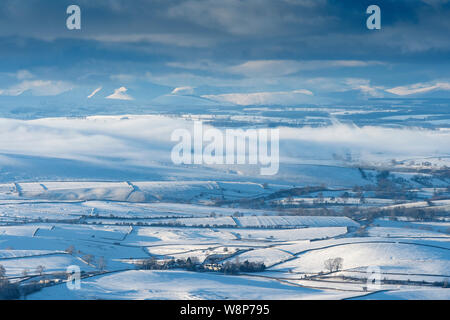 À plus d'un snow covered Eden Valley, vers le Lake District, à partir d'Tailbrigg, au-dessus de Kirkby Stephen, Cumbria, Royaume-Uni. Banque D'Images