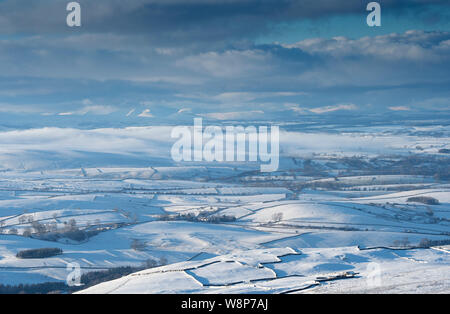 À plus d'un snow covered Eden Valley, vers le Lake District, à partir d'Tailbrigg, au-dessus de Kirkby Stephen, Cumbria, Royaume-Uni. Banque D'Images