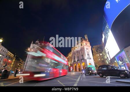 Les gens visiter Piccadilly Circus London downtown UK Banque D'Images