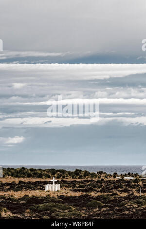 Avis de clôture et cross à tombe de français Alexandre Dugas qui s'est suicidé en 1929, l'île de Sea Lion, dans les îles Falkland Banque D'Images