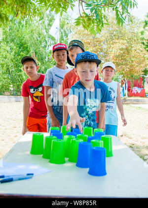 Odesa rgn. L'Ukraine, le 29 juillet 2018 : les garçons jouent un jeu intellectuel avec multi-couleur numérotées des gobelets jetables, team building Banque D'Images