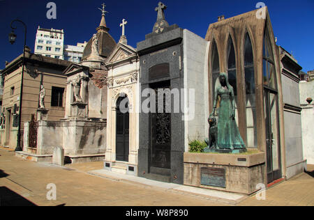 L'ancien cimetière de Recoleta, avec ses tombeaux, mausolées, et sculptures, est l'une des meilleures destinations touristiques à Buenos Aires, Argentine Banque D'Images