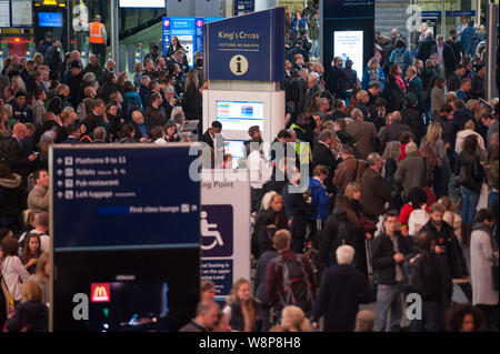 La gare de King's Cross, Londres, Royaume-Uni. 29 octobre, 2015. Des centaines de voyageurs sont laissés en plan au King's Cross station, car la majorité de la formation Banque D'Images