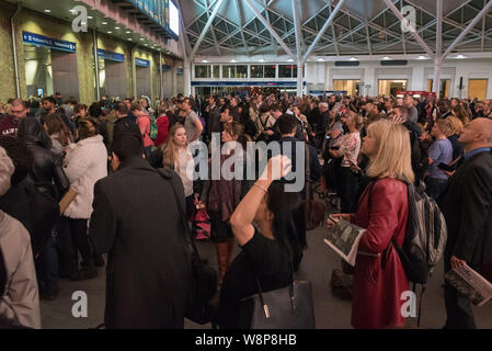 La gare de King's Cross, Londres, Royaume-Uni. 29 octobre, 2015. Des centaines de voyageurs sont laissés en plan au King's Cross station, car la majorité de la formation Banque D'Images