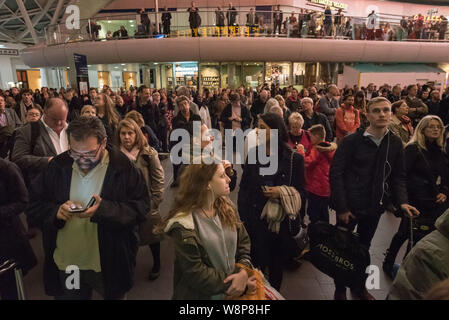 La gare de King's Cross, Londres, Royaume-Uni. 29 octobre, 2015. Des centaines de voyageurs sont laissés en plan au King's Cross station, car la majorité de la formation Banque D'Images