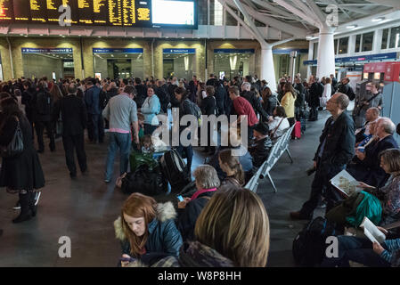 La gare de King's Cross, Londres, Royaume-Uni. 29 octobre, 2015. Des centaines de voyageurs sont laissés en plan au King's Cross station, car la majorité de la formation Banque D'Images