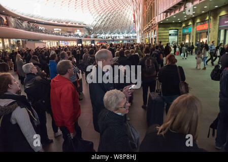 La gare de King's Cross, Londres, Royaume-Uni. 29 octobre, 2015. Des centaines de voyageurs sont laissés en plan au King's Cross station, car la majorité de la formation Banque D'Images