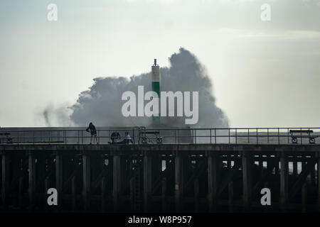 Storm crée de grandes vagues que smash dans le port d'Aberystwyth, Ceredigion, pays de Galles , au Pays de Galles. Banque D'Images