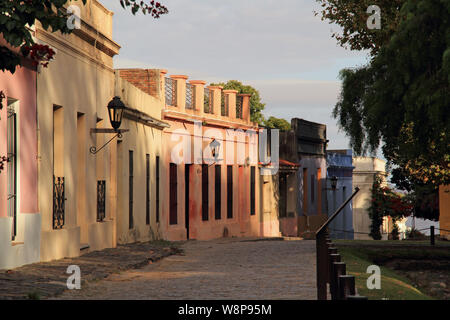 La Calle de la Playa est une des nombreuses rues pavées pittoresques qui serpentent à travers Colonia del Sacramento, situé dans le pays de l'Uruguay Banque D'Images