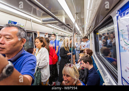 Les Passagers entassés à l'intérieur d'un train de métro de Saint-Pétersbourg à Saint-Pétersbourg, Russie le 23 juillet 2019 Banque D'Images