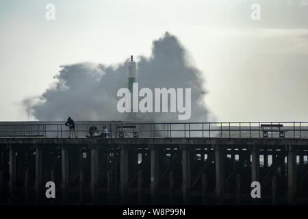 Storm crée de grandes vagues que smash dans le port d'Aberystwyth, Ceredigion, pays de Galles , au Pays de Galles. Banque D'Images