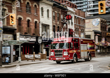 Voyageant dans les rues de Toronto en juin 2019, Canada Banque D'Images