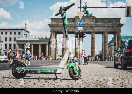 Berlin, Allemagne - Juin 2019 : electric scooter , escooter E ou e-scooter à la Brandenburger Tor de Berlin, Allemagne Banque D'Images