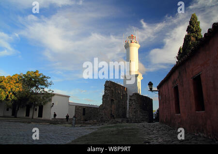 Le phare de Faro de Colonia est peut-être le point de repère le plus important de Colonia Del Sacramento, qui se trouve dans le pays sud-américain de l'Uruguay Banque D'Images