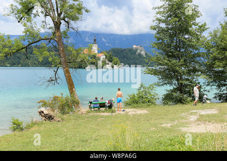 La Slovénie, Bled - Juillet 15, 2019 : piscine et le bain. Beau lac de montagne en été avec petite église sur l'île avec des alpes. Banque D'Images