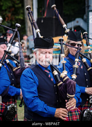 Fergus, Ontario, Canada - 0811 2018 : Piper de la Police de Hamilton paricipating de cornemuses et tambours dans le Pipe Band Contest organisé par Pipers et tuyau Banque D'Images