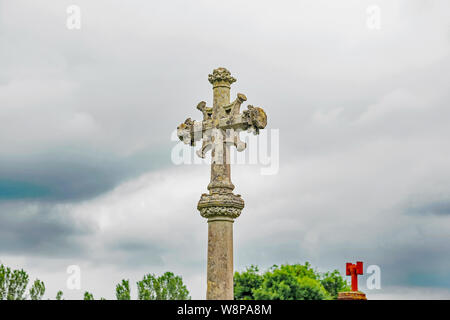 Croix du Souvenir au cimetière, village de Cobham, Kent, Royaume-Uni Banque D'Images