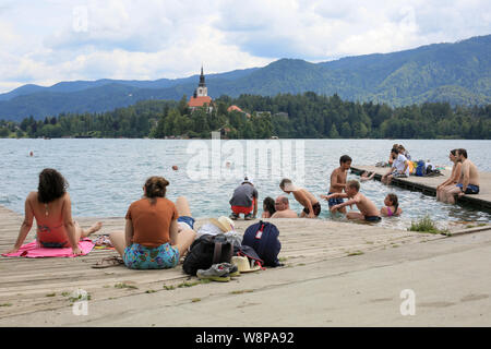 La Slovénie, Bled - Juillet 15, 2019 : piscine et le bain. Beau lac de montagne en été avec petite église sur l'île avec des alpes. Banque D'Images