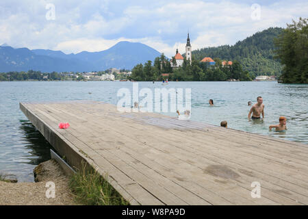 La Slovénie, Bled - Juillet 15, 2019 : piscine et le bain. Beau lac de montagne en été avec petite église sur l'île avec des alpes. Banque D'Images