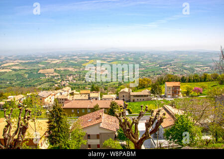 Paysage panoramique vu de Cingoli, médiévale et pittoresque hilltown connu comme le balcon des Marches en Italie Banque D'Images