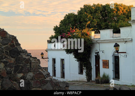 Ruines anciennes, rues pavées pittoresques, et le portugais et l'architecture espagnole constituent certaines des fonctionnalités de premier de Colonia del Sacramento en Uruguay Banque D'Images