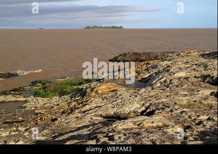 Depuis le littoral de Colonia Del Sacramento, en Uruguay, on peut voir une petite île, l'île de Farallon, avec son phare historique qui guide les marins Banque D'Images