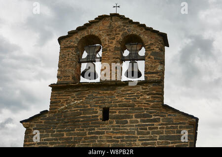 Beffroi de Sant Quirc de Durro, une chapelle Églises romanes catalanes de la Vall de Boí (vallée de Bohí, Alta Ribagorza, Lleida, Pyrénées, la Catalogne, Espagne) Banque D'Images