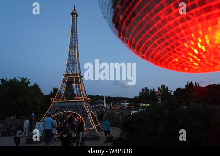 Lichtenstein, Allemagne. 10 août, 2019. Le modèle de la Tour Eiffel (Paris/France) est allumé dans le mini monde nuit à Lichtenstein. Tous les modèles ont été allumés à l'heure bleue. Crédit : Peter Endig/dpa-Zentralbild/dpa/Alamy Live News Banque D'Images