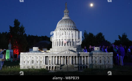 Lichtenstein, Allemagne. 10 août, 2019. Le modèle de l'United States Capitol (Washington/USA) est allumé dans la nuit à miniworld en Lichtenstein. Tous les modèles ont été allumés à l'heure bleue. Crédit : Peter Endig/dpa-Zentralbild/dpa/Alamy Live News Banque D'Images