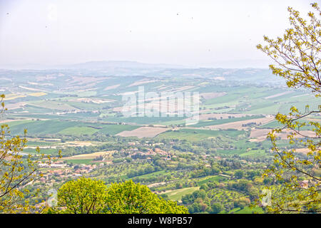 Paysage panoramique vu de Cingoli, médiévale et pittoresque hilltown connu comme le balcon des Marches en Italie Banque D'Images