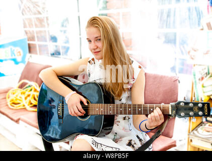 Odesa rgn. L'Ukraine, le 29 juillet 2018 : guitare dans un camp d'été Banque D'Images