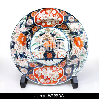 Imari Ware, période Edo, 18e siècle. Grand plat avec flowering plant design, overglaze émail, National Museum, Tokyo, Japon Banque D'Images