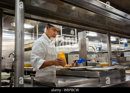 Dans les coulisses de la préparation de la nourriture dans la cuisine, la cuisine à bord d'un grand navire de croisière en mer de la reine Victoria dans la région de la mer Baltique le 24 juillet 2 Banque D'Images