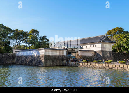 L'Ōte-mon, la porte d'entrée vers l'Est des jardins du Palais Impérial, Tokyo, Japon Banque D'Images