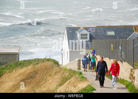 Plage de Chesil. 10 août 2019. Météo britannique. Les gens à pied sauvegarder le chemin escarpé de stormy Chesil Beach, île de Portland. crédit : Stuart fretwell/Alamy Live News Banque D'Images