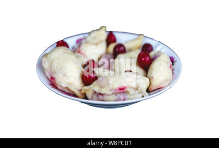 Quenelles avec les cerises dans un plat sur un fond isolé blanc Banque D'Images